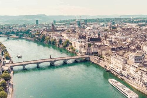 Bơi giữa thành phố - kinh nghiệm thành công từ sông Rhine ở Basel