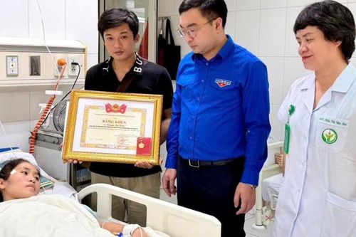 Tặng Huy hiệu 'Tuổi trẻ dũng cảm' cho cô giáo Hoàng Thị Hiền