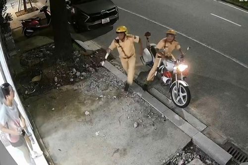 CSGT Huế hỗ trợ đưa người có biểu hiện đột quỵ đi cấp cứu