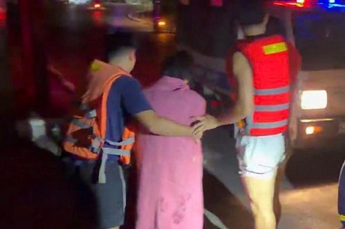 Chạy đua 12 phút trong đêm cứu người đuối nước ở chân cầu Long Biên