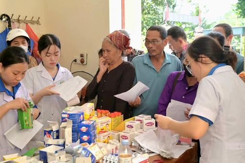Khám, cấp phát thuốc miễn phí cho 600 người dân vùng biên giới