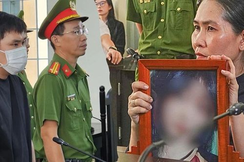Tài xế tông chết nữ sinh luôn lắc đầu khi tòa hỏi, mẹ nạn nhân ngất xỉu