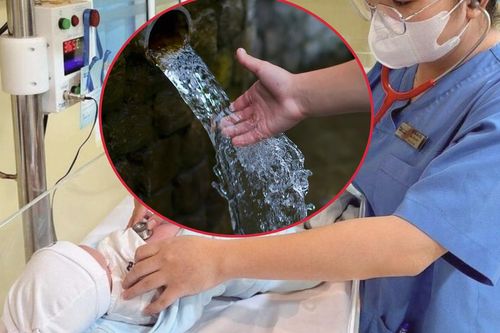 Bé 7 ngày tuổi sốt 39 độ C, suy hô hấp do vi khuẩn trong nguồn nước
