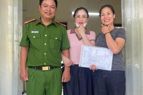 Vỡ òa hạnh phúc khi nhận lại gần 1,77 tỷ đồng do chuyển khoản nhầm