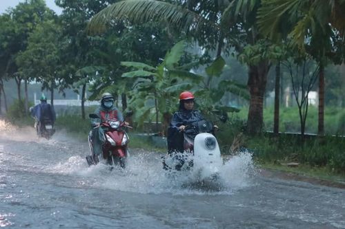 Sinh viên chật vật thích ứng vì mưa lớn kéo dài nhiều ngày qua tại TP.HCM