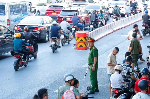 Công an phường Hoàn Kiếm chủ động 'xóa' nút thắt giao thông cổng trường giờ tan tầm