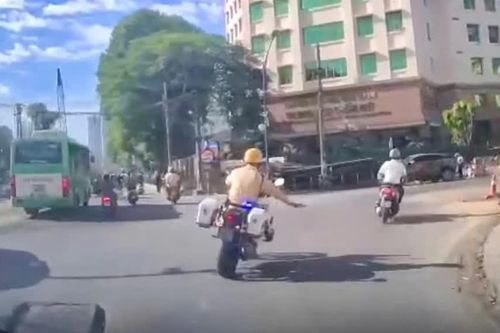 CSGT kịp thời mở đường đưa người tai nạn lao động gãy tay, chân đi cấp cứu