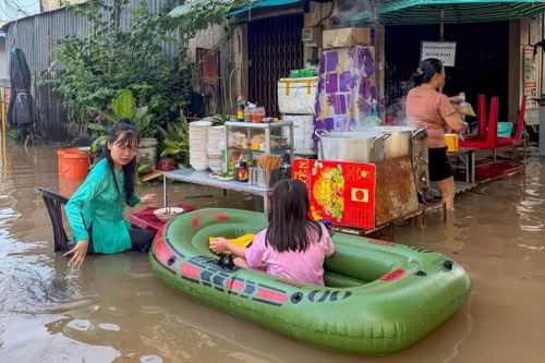 Khách xắn quần ăn bún riêu 'nổi' ở Cần Thơ