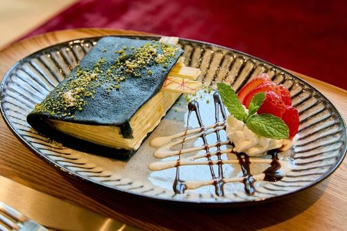 Món bánh hình sách giữa khu phố sách nổi tiếng bậc nhất Tokyo