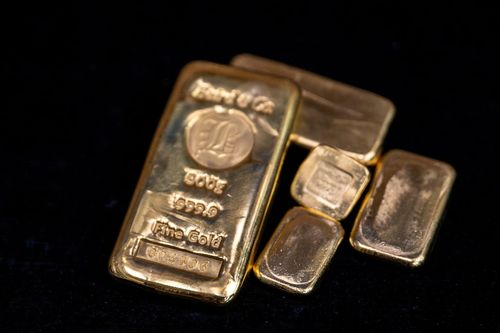 Giá vàng phục hồi từ đáy 7 tuần, dầu thô 'thủng' mốc 100 USD/thùng