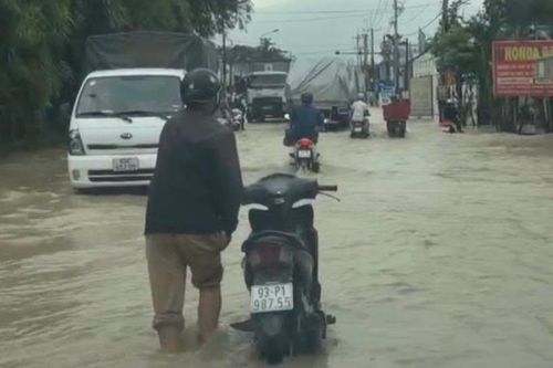 Người dân Đồng Nai chật vật lội nước đi làm sau mưa lớn