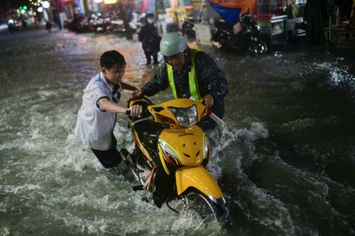 TP.HCM mưa như trút nước giờ tan tầm, người dân vật vã về nhà