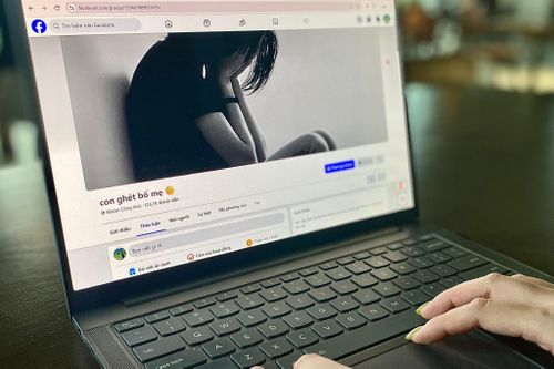 Con vào nhóm 'ghét bố mẹ' đầy rủi ro, phụ huynh nên làm gì?