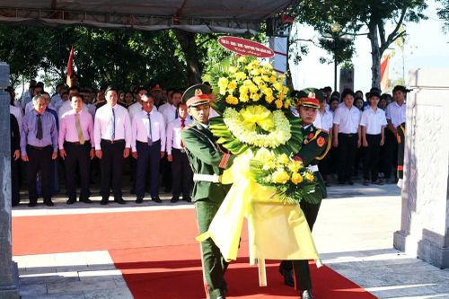 Quảng Ngãi dâng hương kỉ niệm 150 năm Ngày sinh cụ Huỳnh Thúc Kháng