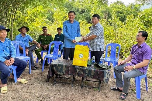 Lãnh đạo xã Ô Lâm thăm, động viên cán bộ, chiến sĩ Đội K93