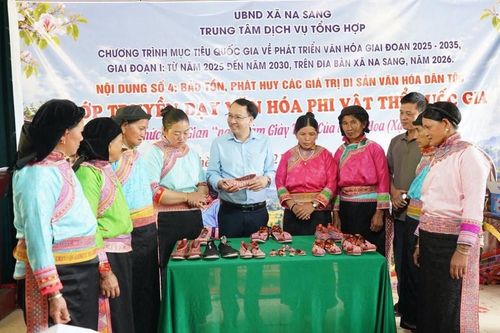 Người Xạ Phang ở Na Sang giữ nghề làm giày thêu truyền thống