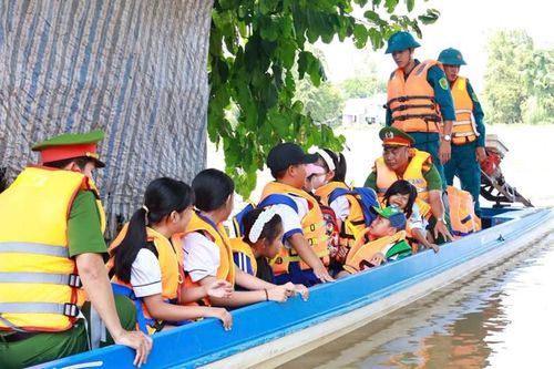 Vượt lũ đưa học sinh đến trường ở An Phú