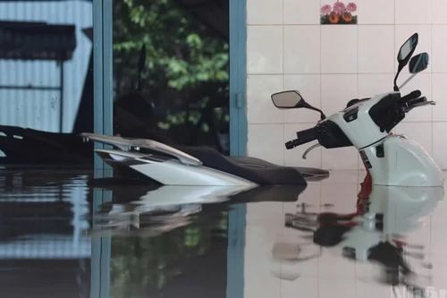 [Ảnh] Mưa lớn gây ngập sâu khu dân cư sát cao tốc Biên Hòa-Vũng Tàu