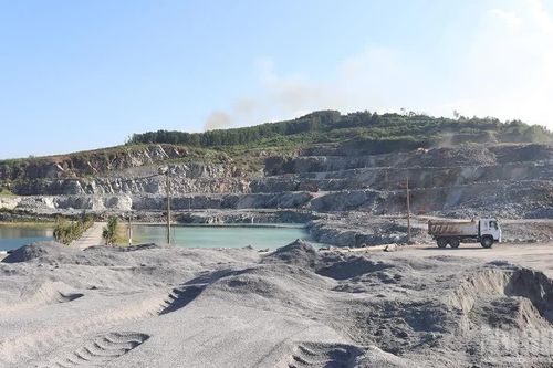 Mỏ đá lớn nhất Quảng Ngãi tập trung cung ứng nguồn vật liệu đá phục vụ thi công các dự án phát triển kinh tế-xã hội