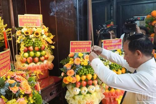 Trưởng Ban Tuyên giáo Trung ương dâng hoa, dâng hương kỷ niệm 150 năm Ngày sinh cụ Huỳnh Thúc Kháng