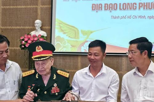 Đại tá Nguyễn Văn Tàu, Anh hùng lực lượng vũ trang nhân dân tặng kỷ vật kháng chiến cho bảo tàng
