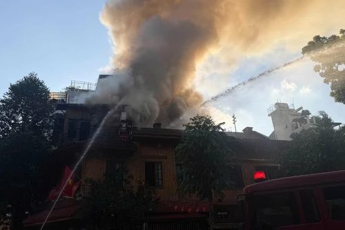 Hà Nội: Cháy tại nhà hàng 3 tầng trên phố Tăng Bạt Hổ, không có thiệt hại về người
