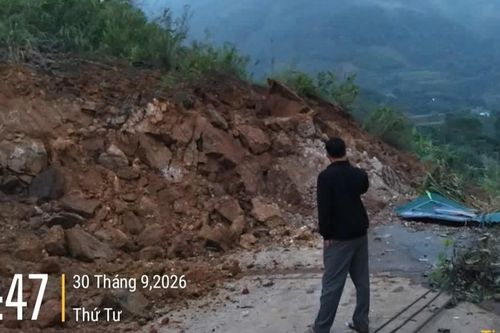 Sạt lở 25.000m³ đất đá gây tắc Quốc lộ 279 qua Lào Cai