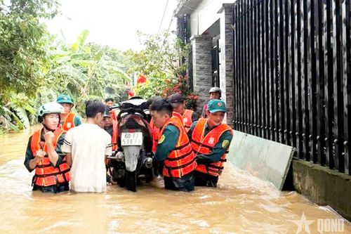 Ấm tình quân dân trong mưa lũ