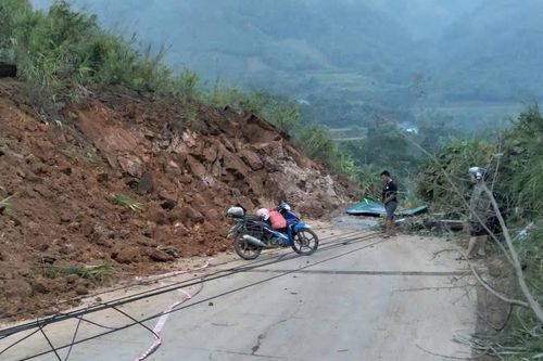 Phân luồng giao thông qua Quốc lộ 279 do sạt lở gây ách tắc giao thông
