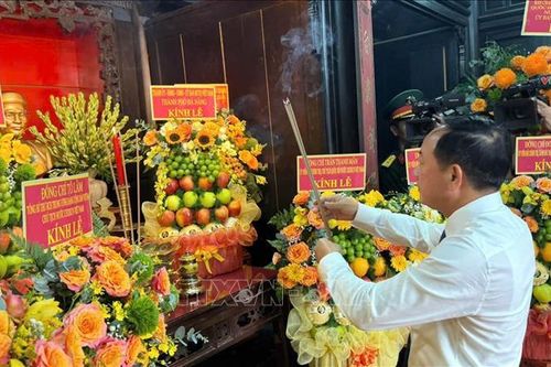 Trưởng Ban Tuyên giáo Trung ương dâng hương tại Nhà lưu niệm cụ Huỳnh Thúc Kháng