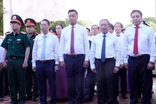 Trưởng Ban Tuyên giáo Trung ương Trịnh Văn Quyết dâng hương tưởng niệm cụ Huỳnh Thúc Kháng