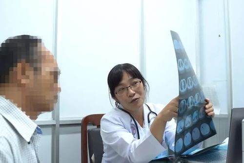 Rửa phổi cho người đàn ông mắc bệnh hiếm gặp