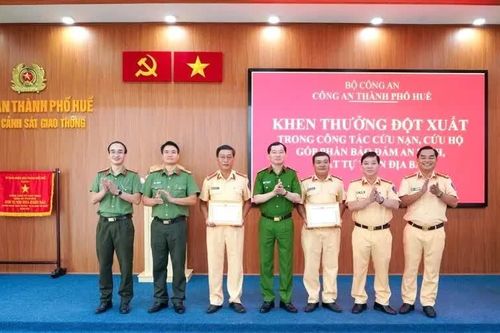 Khen thưởng CSGT ở TP Huế hỗ trợ người dân đi cấp cứu