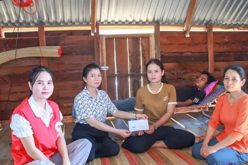 Gia Lai: Trao tiền hỗ trợ đợt 2 giúp anh Ksor Thưa chữa bệnh suy thận