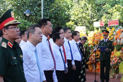 Trưởng Ban Tuyên giáo Trung ương Trịnh Văn Quyết dâng hương tưởng niệm cụ Huỳnh Thúc Kháng
