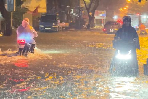 Mưa lớn kết hợp triều cường, nhiều tuyến đường ở TPHCM lại ngập sâu