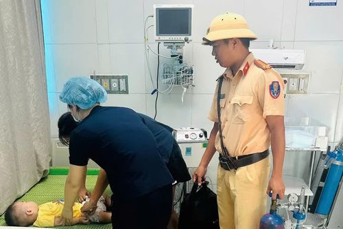 CSGT Hưng Yên kịp thời đưa bé trai 15 tháng tuổi bị co giật đi cấp cứu