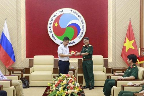 Chi bộ Vụ châu Âu tổ chức sinh hoạt chuyên đề tại Trung tâm Nhiệt đới Việt - Nga