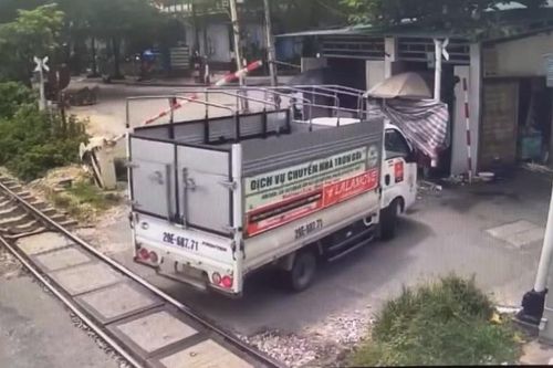 Hà Nội: Phạt 25 triệu đồng tài xế lùi xe tải làm hư hỏng cần chắn đường sắt