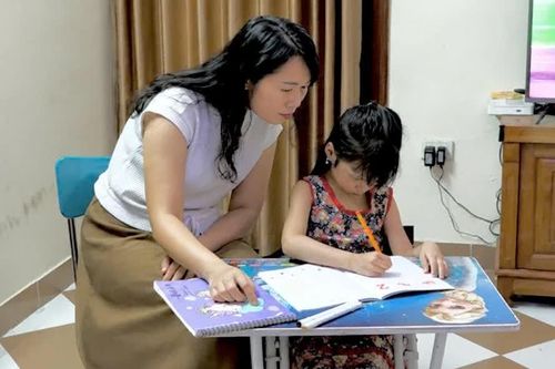 Học sinh lớp 1 áp lực học buổi tối, phụ huynh 'đuối sức' khi kèm con