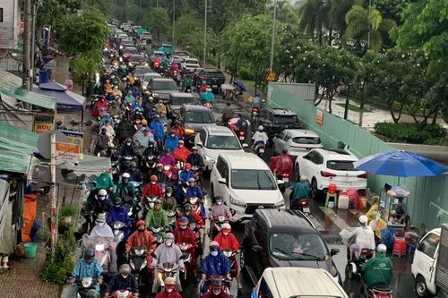 Mưa lớn, các cửa ngõ vào trung tâm TPHCM ùn tắc kéo dài