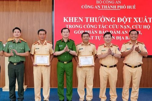 Khen thưởng hai CSGT hỗ trợ cấp cứu người đột quỵ