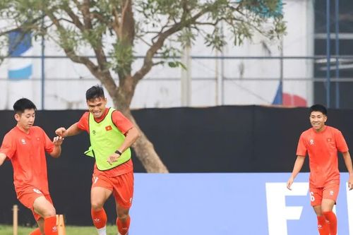 Đội tuyển Việt Nam trở lại tập luyện, Patrik Lê Giang vào viện kiểm tra chấn thương