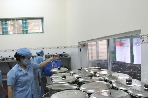 Khánh Hòa siết bữa ăn bán trú, không chọn nhà cung cấp chỉ vì giá rẻ