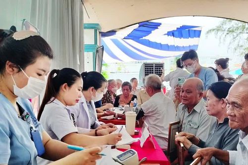 Chăm sóc sức khỏe người cao tuổi trước thách thức già hóa dân số