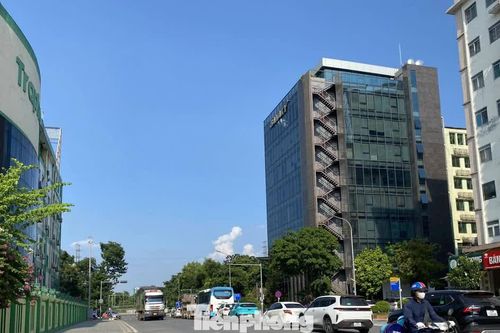 Hà Nội: Nắng nóng 'thiêu đốt' ở tuyến phố không còn cây xanh sau cải tạo