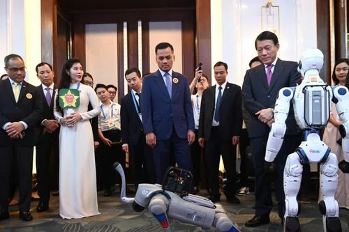 Bộ trưởng Lương Tam Quang tham quan triển lãm các giải pháp ứng dụng dữ liệu dân cư