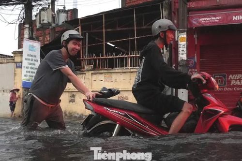 Mưa tầm tã giờ tan tầm, nhiều tuyến đường ở TPHCM ngập sâu