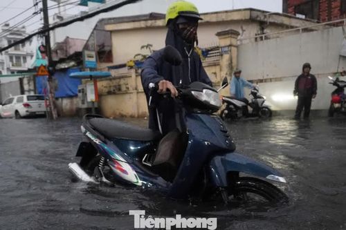 Mưa tầm tã giờ tan tầm, nhiều tuyến đường ở TPHCM ngập sâu