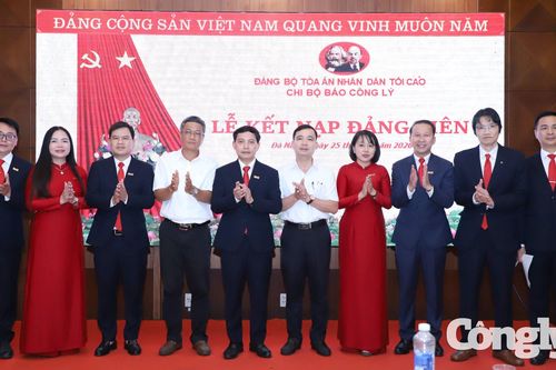 Chi bộ Báo Công lý kết nạp 3 đảng viên mới